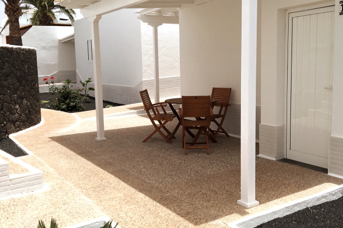 Apartamento privado con terraza y vistas al jardín.