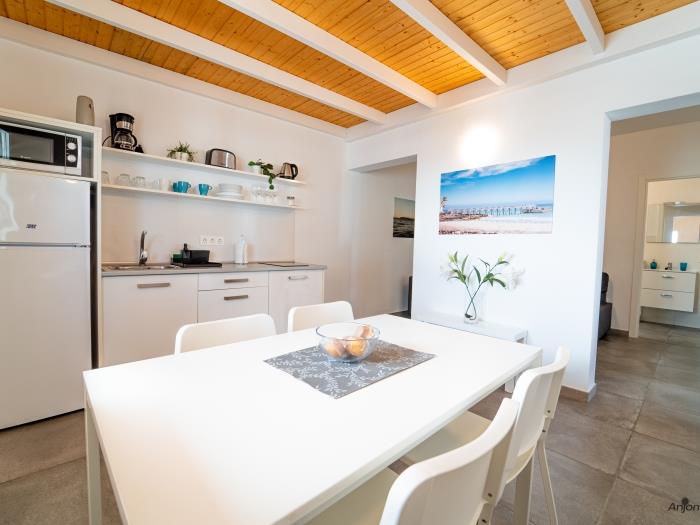 Apartamento dos dormitorios con balcón en segunda planta